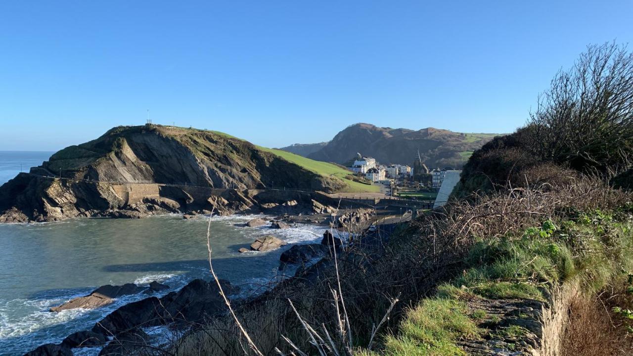 Ocean Backpackers Self-Catering Hostel Ilfracombe Exteriör bild