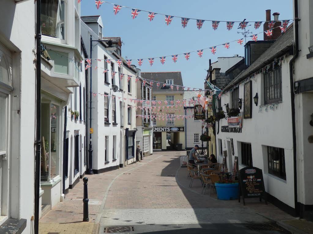 Ocean Backpackers Self-Catering Hostel Ilfracombe Exteriör bild