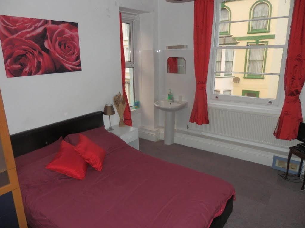 Ocean Backpackers Self-Catering Hostel Ilfracombe Exteriör bild